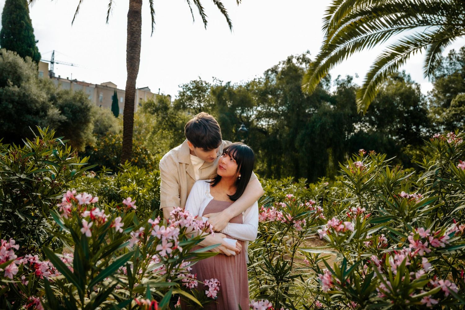 Ricard embracing Hikari lovingly in front of Gaudí’s masterpiece during their maternity session.
