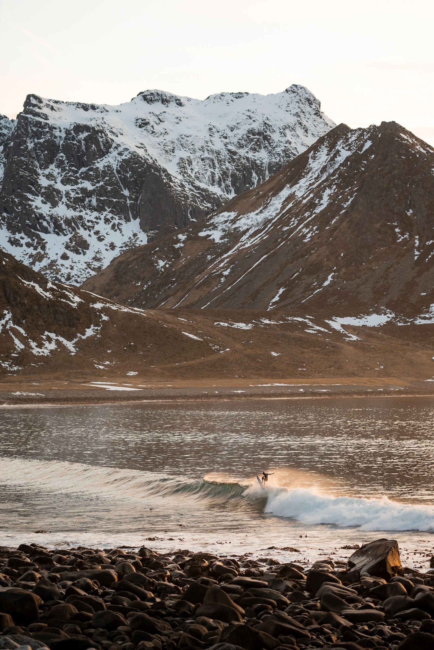 surfeur unstad en hiver au coucher du soleil