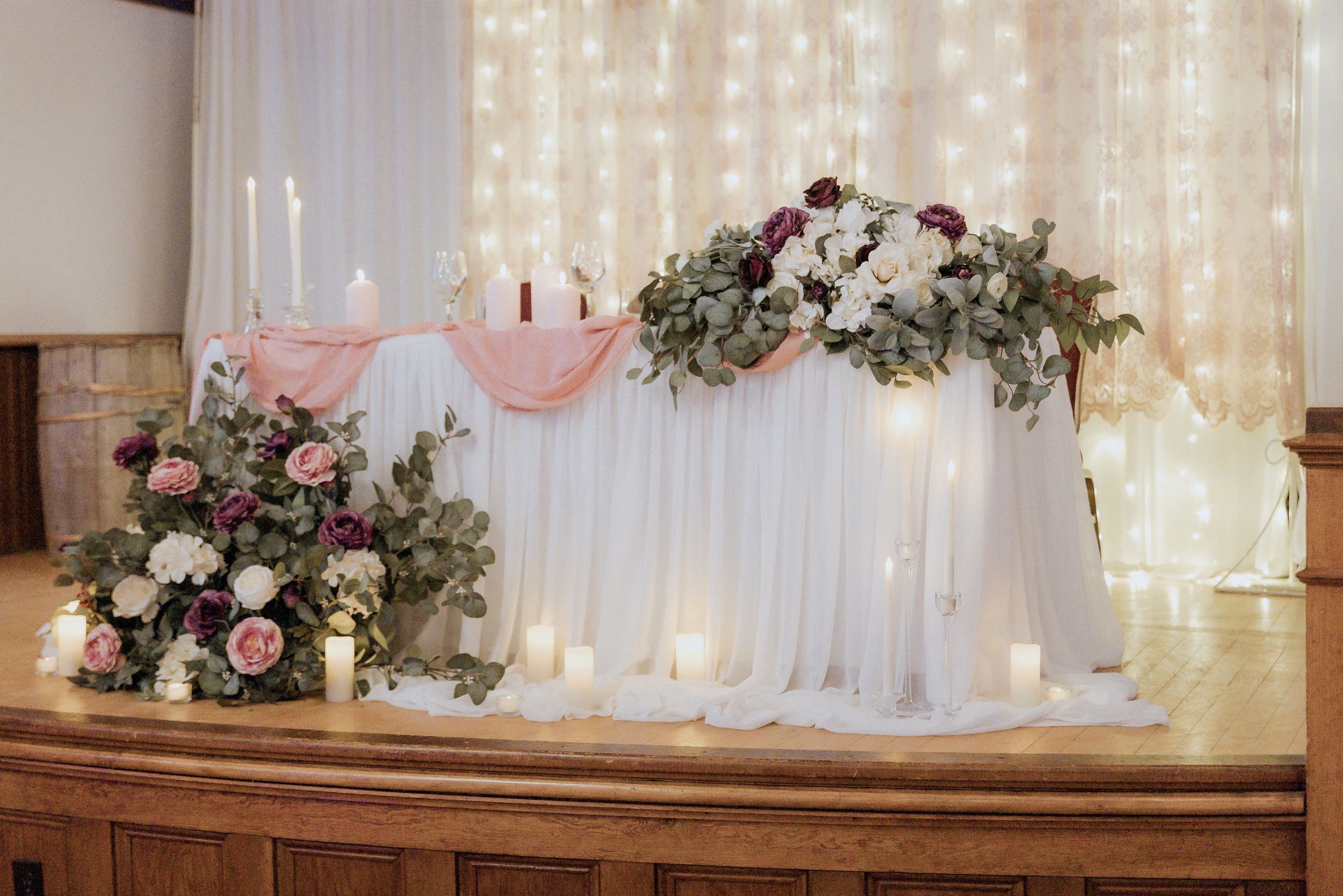Romantic pink and red wedding decor, sweetheart table at Mountain Rose Lodge, Moncton wedding photography, aesthetic decor by Purabellezza