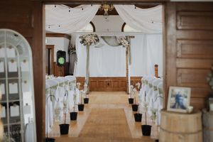 Mountain Rose Lodge elegant white and sage wedding photography decor, wedding ceremony. Bright and airy timeless wedding photographer