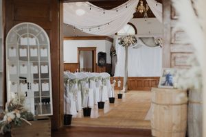 Mountain Rose Lodge elegant white and sage wedding photography decor, wedding ceremony. Bright and airy timeless wedding photographer