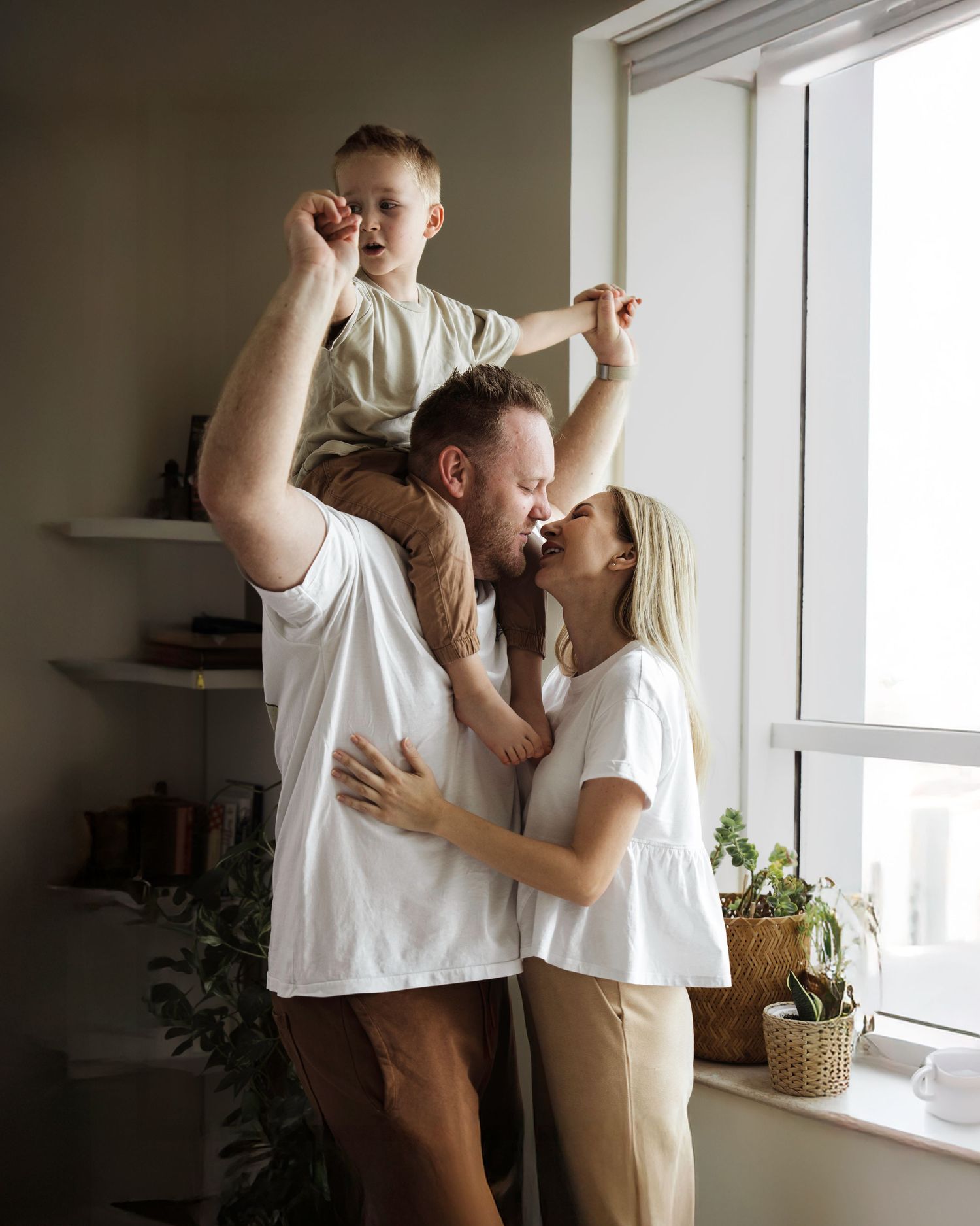 Natural indoor family photography session by window light