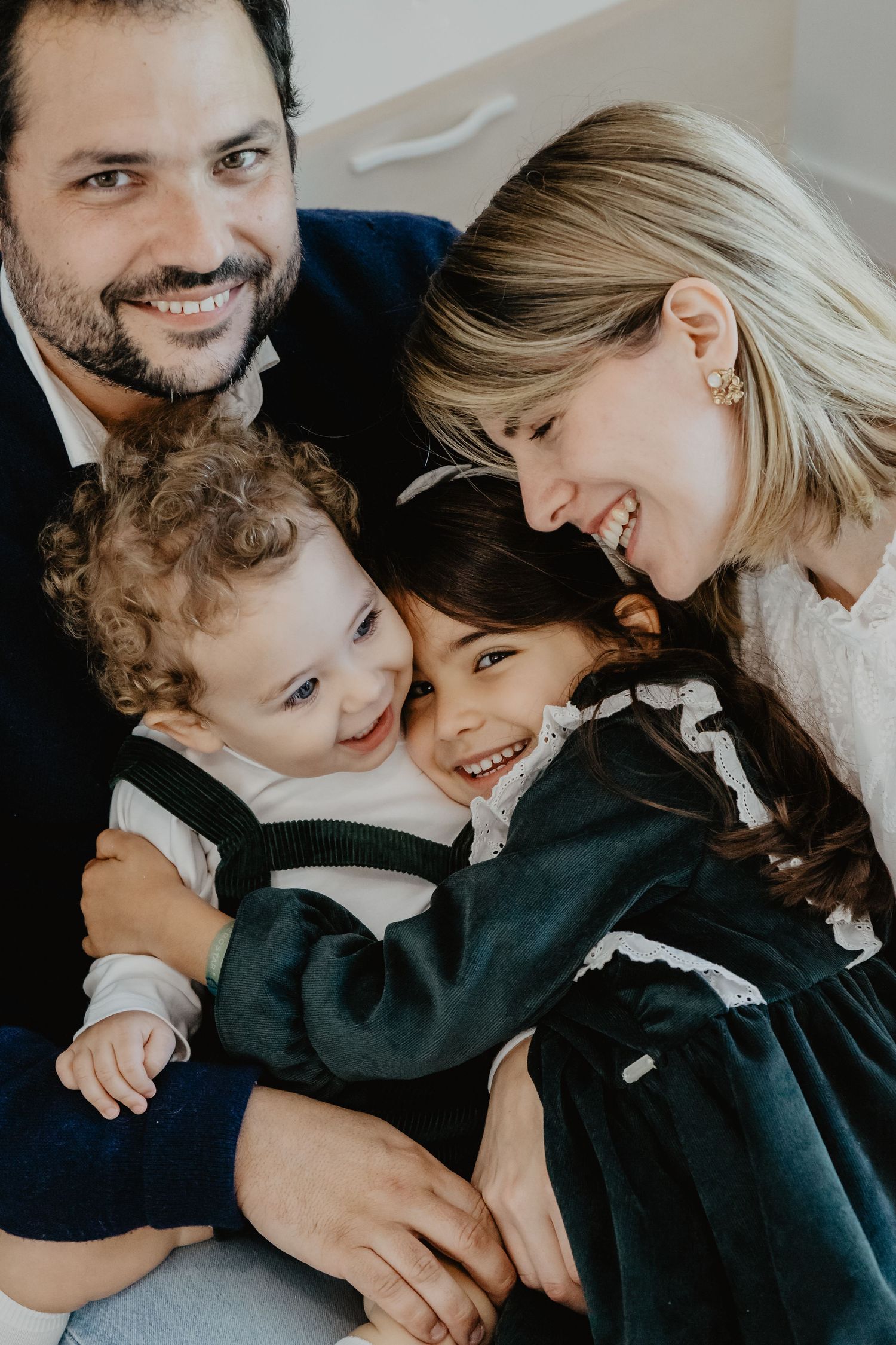 Sessão de família em casa na Grande Lisboa. Fotografia autêntica que capta abraços, sorrisos e a verdadeira conexão entre pais e filhos.