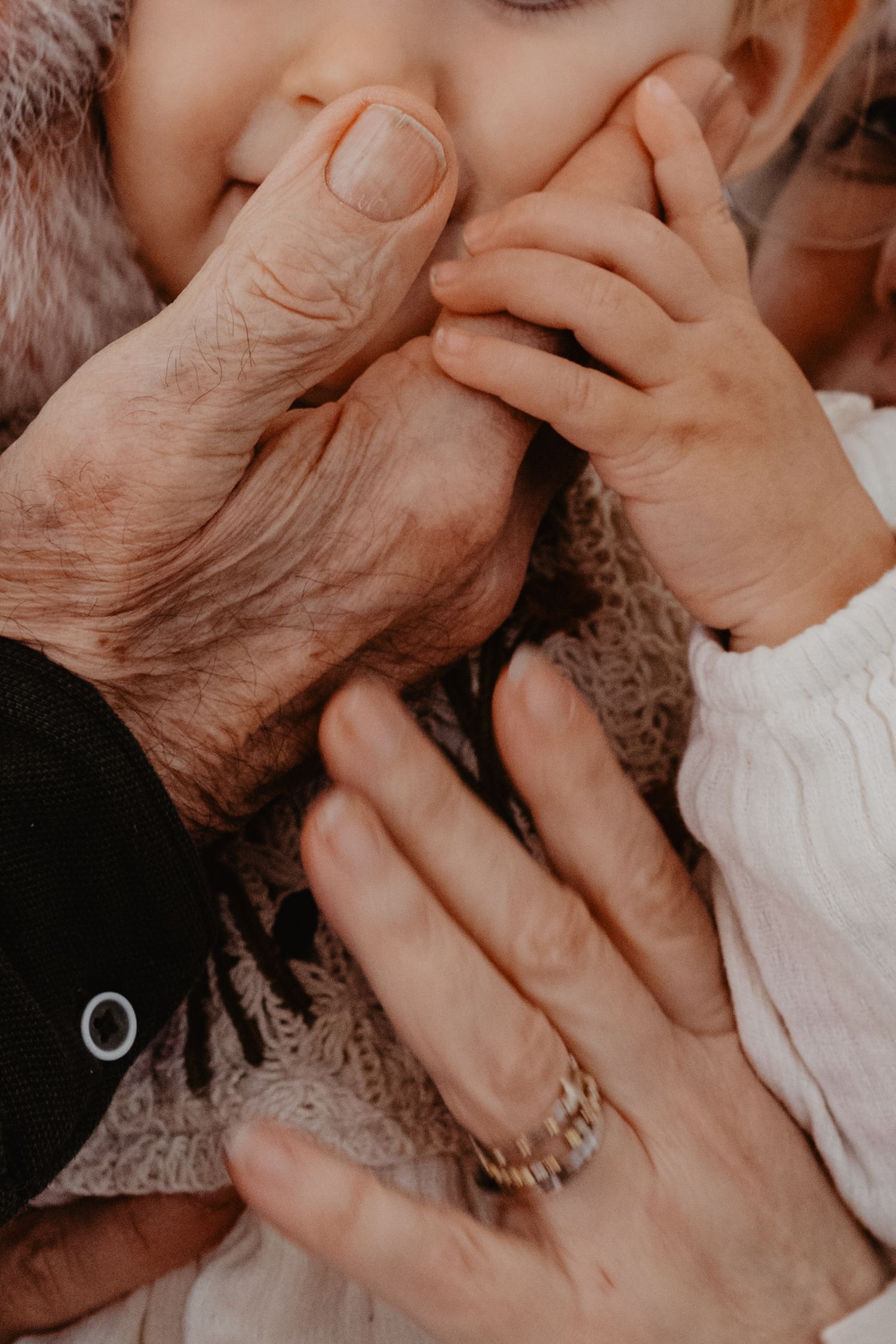 Toque entre gerações. Fotografia emocional e íntima que capta o amor e a ternura entre avós e neta com um olhar autêntico e sensível.