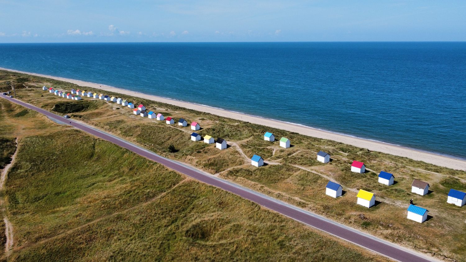 Cabines de Gouville sur mer vue du ciel, dans le département de la Manche en Normandie - Cotentin.