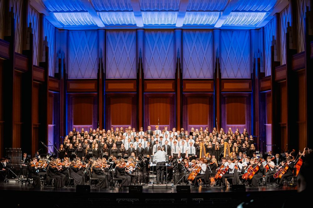 Large group picture of a Symphony and choir