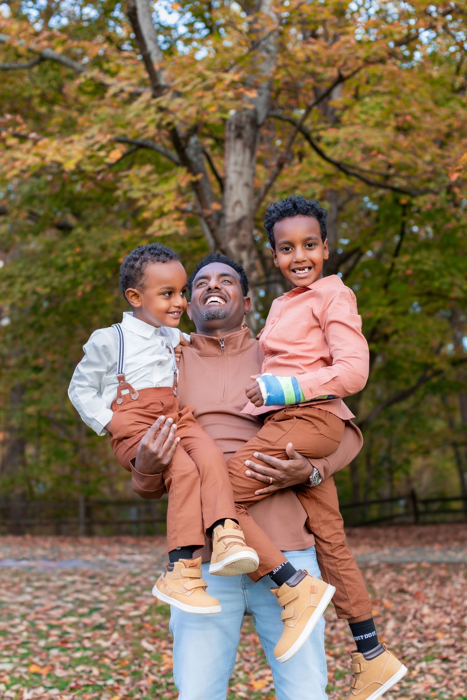 Fall family photos at Sharon Woods in Cincinnati featuring golden autumn leaves, outdoor lifestyle portraits, and seasonal natural light pho