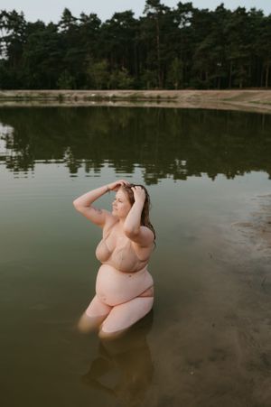 Melissa Stuer Photography Moederschapsfotograaf Moerbeke Oost-Vlaanderen 
zwangere vrouw in lingerie in water