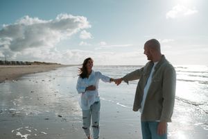Melissa Stuer Photography Moederschapsfotograaf Moerbeke Oost-Vlaanderen
zwangerschap koppel fotoshoot aan zee -  fotograaf waasland