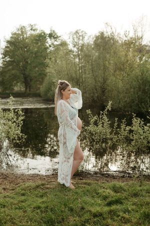 Melissa Stuer Photography Moederschapsfotograaf Moerbeke Oost-Vlaanderen
zwangerschapsfotoshoot - zwangere vrouw foto met kimono