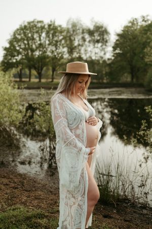 Melissa Stuer Photography Moederschapsfotograaf Moerbeke Oost-Vlaanderen
zwangerschapsfotoshoot - zwangere vrouw foto met hoed en kimono