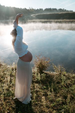 Melissa Stuer Photography Moederschapsfotograaf Moerbeke Oost-Vlaanderen zwangere vrouw blote buik aan meer zonsopkomst mist