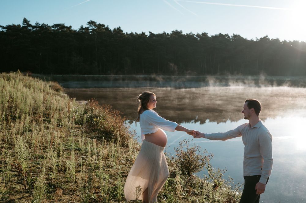 Melissa Stuer Photography Moederschapsfotograaf Moerbeke Oost-Vlaanderen zwangere vrouw en partner blote buik aan meer met mist koppel