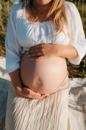 Melissa Stuer Photography Moederschapsfotograaf Moerbeke Oost-Vlaanderen zwangere vrouw blote buik