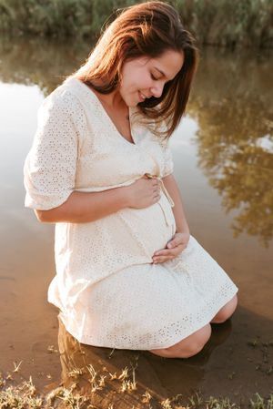 Melissa Stuer Photography Moederschapsfotograaf Moerbeke Oost-Vlaanderen
zwangerschapsfotoshoot - zwangere vrouw in water