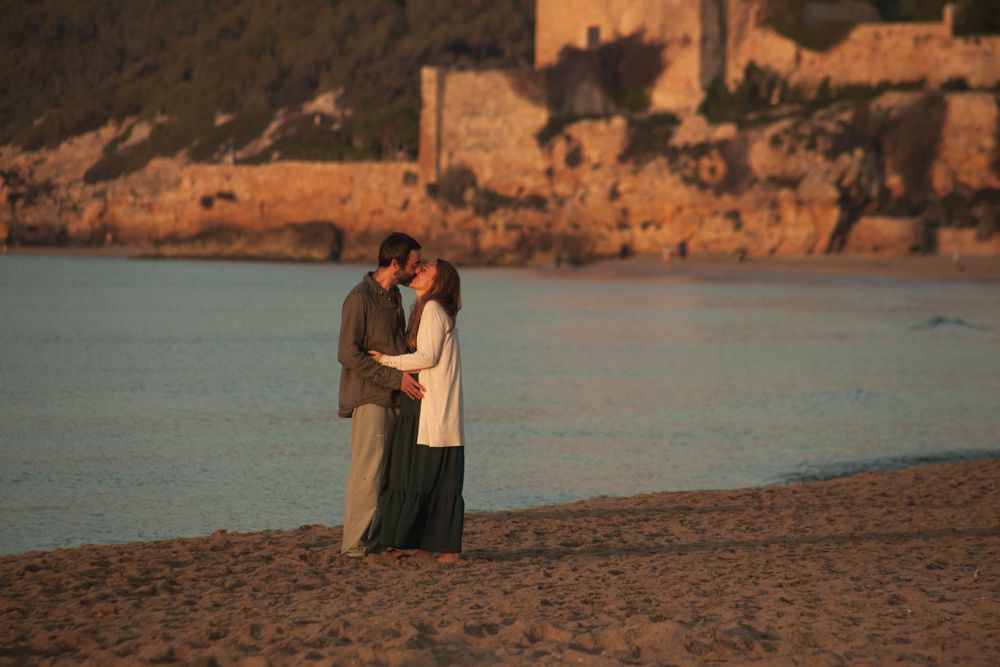 sessione maternità alba in Spagna, spiaggia di Altafulla, abbraccio,  amore, luce alba, donna incinta, spiaggia, mare