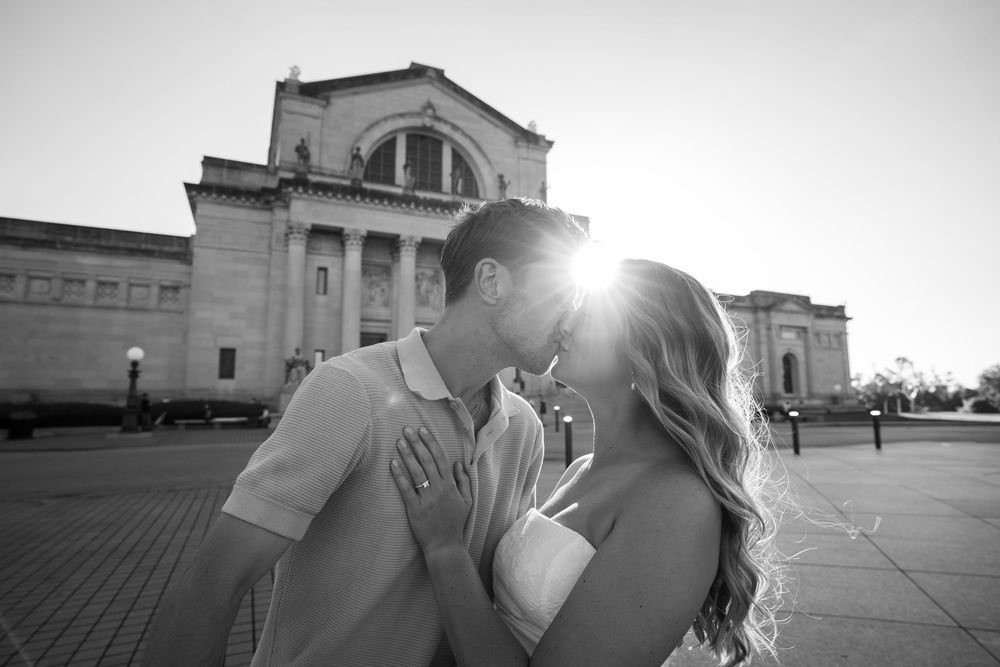 Beautiful black and white engagement photos at the Art Museum in St. Louis, Missouri
