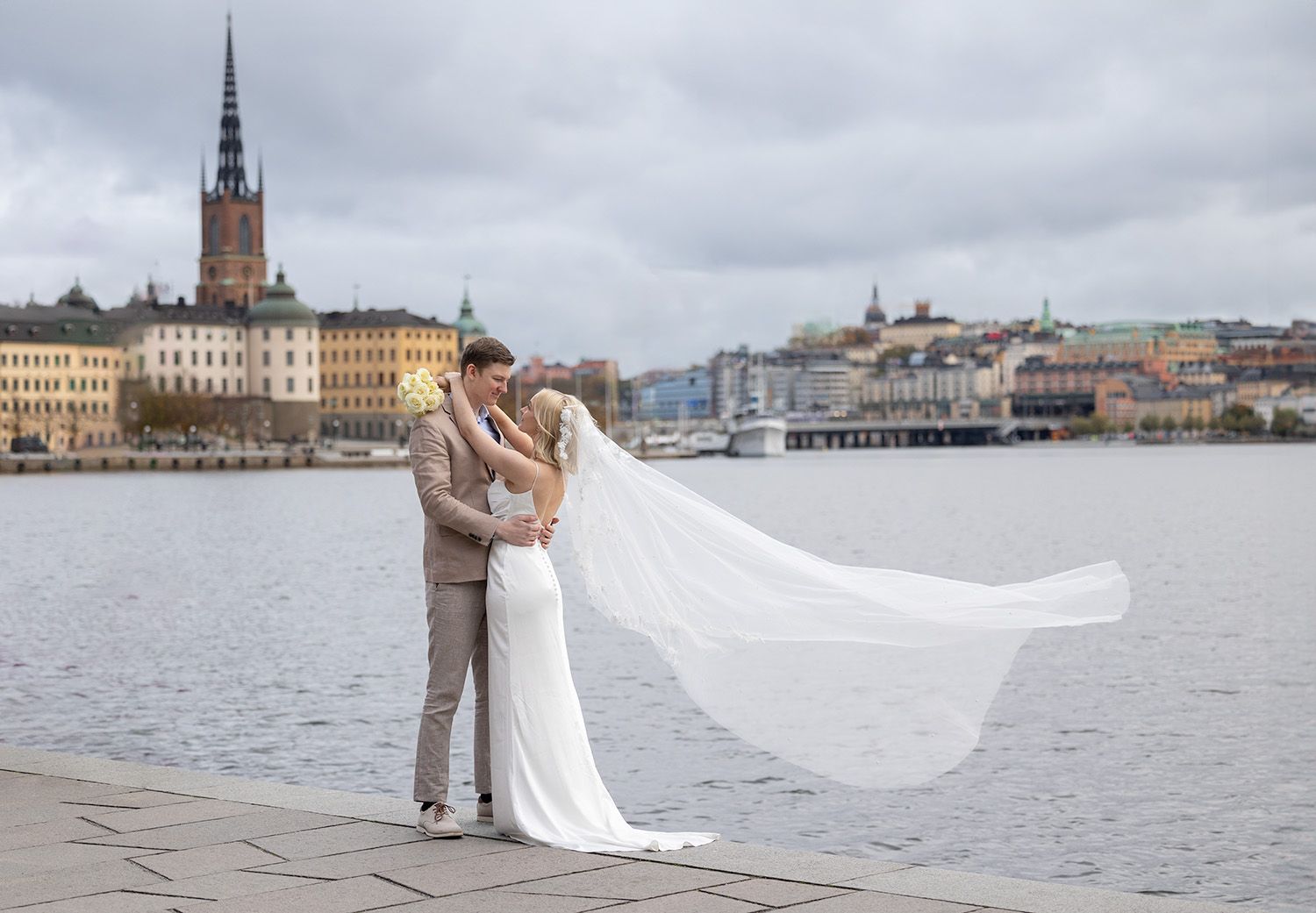 slöja i vinden vid stockholms stadshus bröllopsfotograf stockholms stadshus