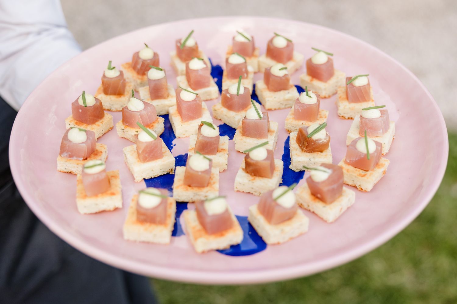Petits fours raffines servis lors du cocktail dans l’orangerie du Chateau du Biez.