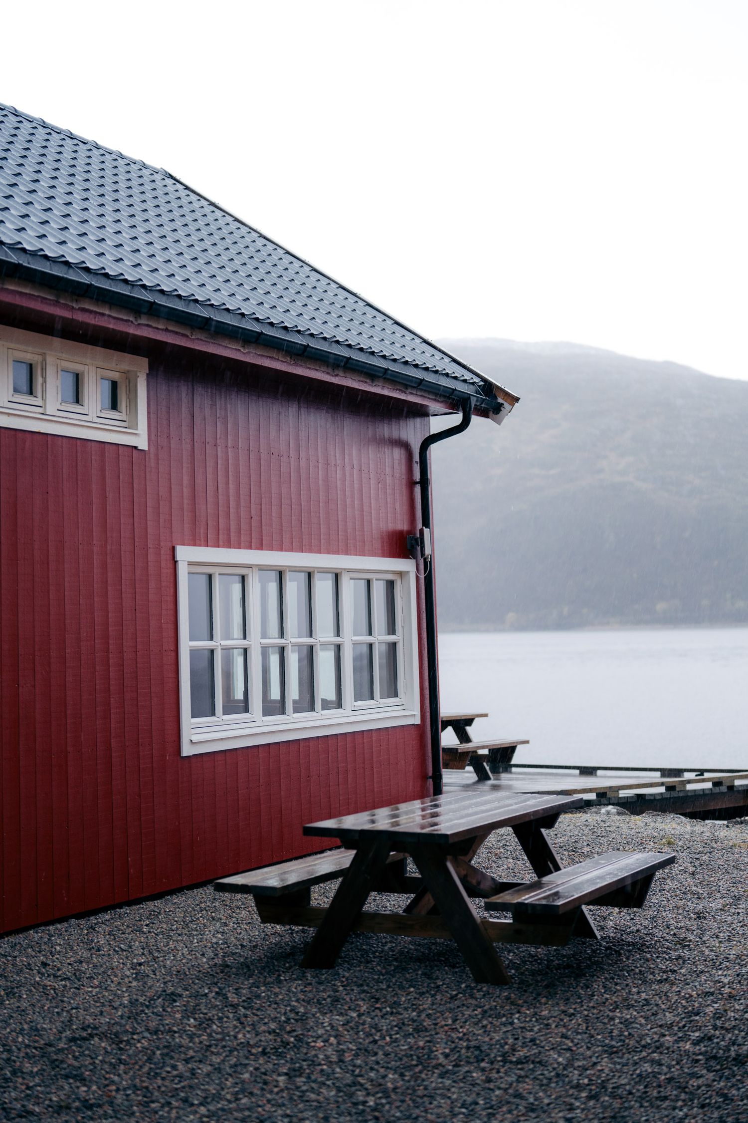 rorbu rouge et sa table de pique nique au bord du fjord à Lauklines