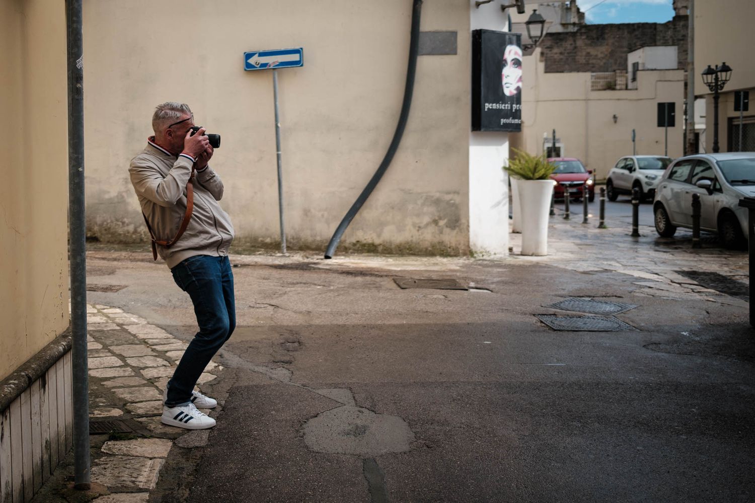 Bart Boodts in actie tijdens reportage in historische stad, gefocust op compositie, timing en spontane momenten in het straatbeeld.