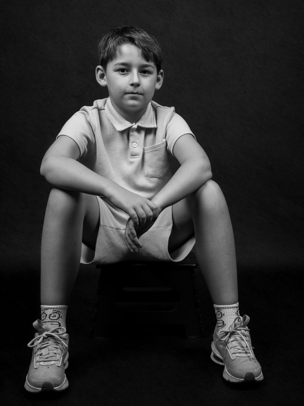 Fine-art portret op donkere achtergrond in studio, portretfotografie Breda