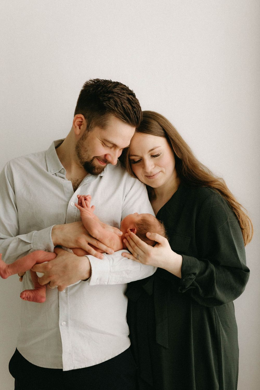 Newbornkuvaus Oulussa – vanhemmat pitävät vastasyntynyttä sylissä