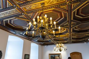 Standesamt Spandau – Fürstenzimmer mit eleganter Holzdecke und Stuhlreihen für eine intime Hochzeit in Berlin.