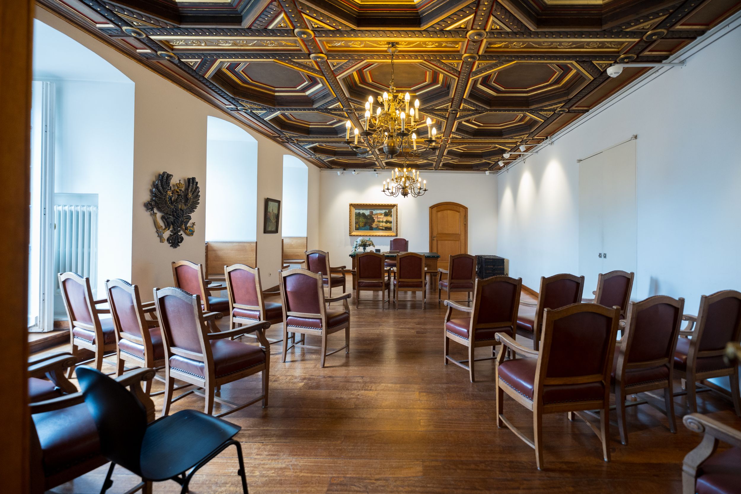 Historisches Trauzimmer „Fürstenzimmer“ der Zitadelle Spandau mit Holzdecke und Kronleuchtern, ideal für standesamtliche Trauungen.
