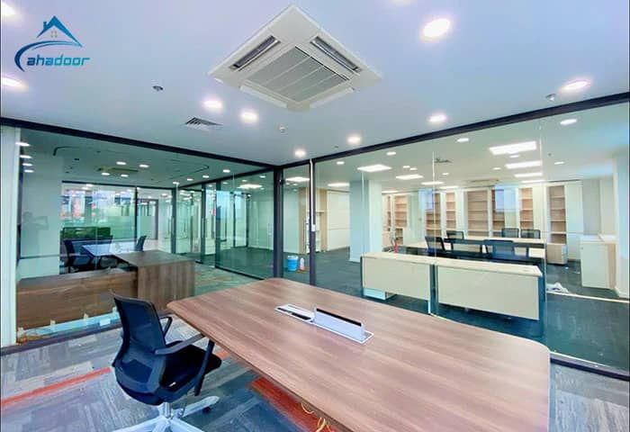 Ứng dụng của cửa kính cường lực khung nhôm làm văn phòng sang trọng