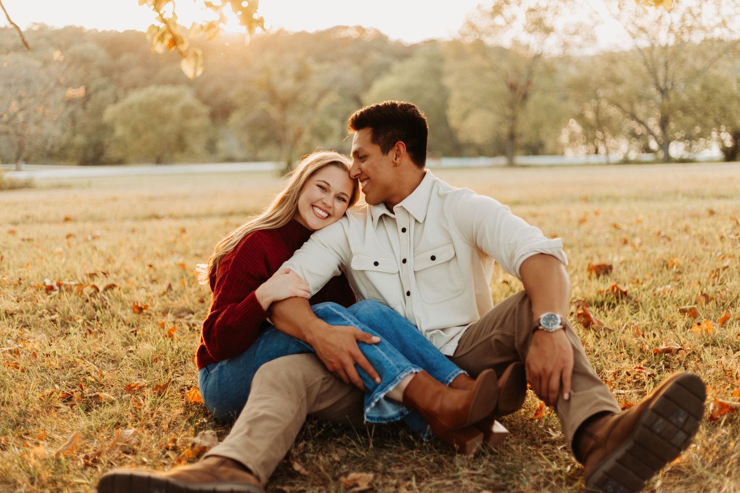 Couples and engagement photos in Kansas City – romantic, candid portraits by a local engagement photographer with golden hour light.