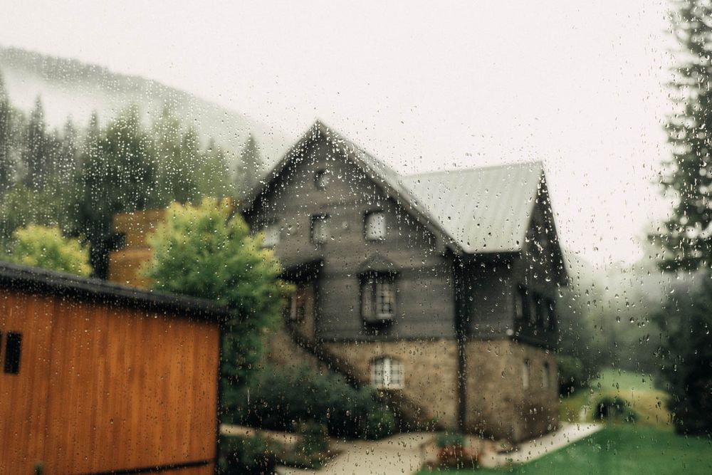 Kamenná budova obklopená stromy a mlžnými horami v den svatby – Hotel & Garden U Holubů - Čeladná.