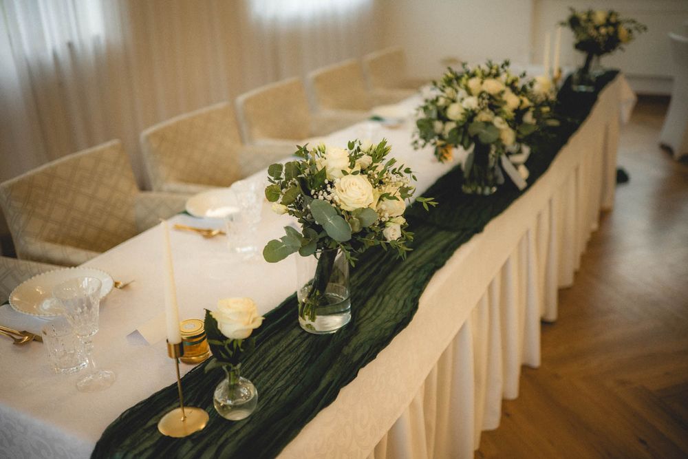 Dlouhá svatební tabule se zelenou látkou a bílými květinami – Hotel & Garden U Holubů - Čeladná.