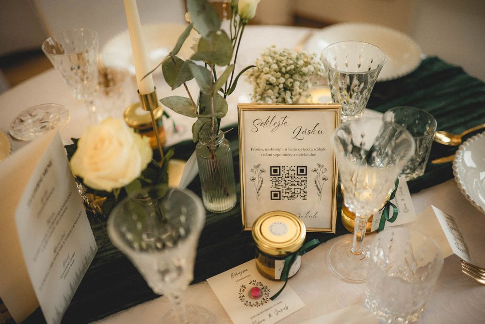 Detail svatebního prostírání, jmenovky a bílých květů na zelené látce – Hotel & Garden U Holubů - Čeladná. Svatební fotograf Jiří Tulach.