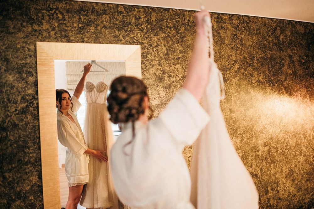 Detail zapínání svatebních šatů a upraveného účesu nevěsty Kláry – Hotel & Garden U Holubů - Čeladná. Svatební fotograf Jiří Tulach.