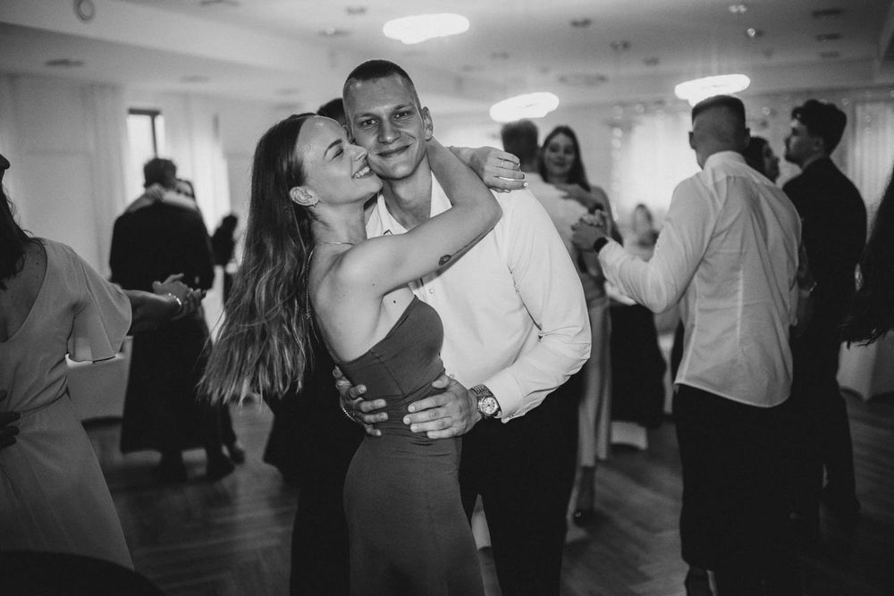 Černobílá fotografie hostů při večerním tanci – Hotel & Garden U Holubů - Čeladná.