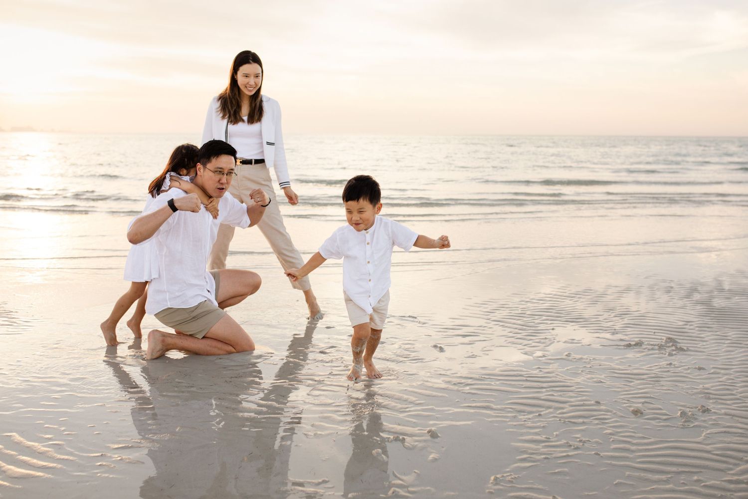Fun family photoshoot on the beach in abu dhabi at hidd al saadiyat candid photos