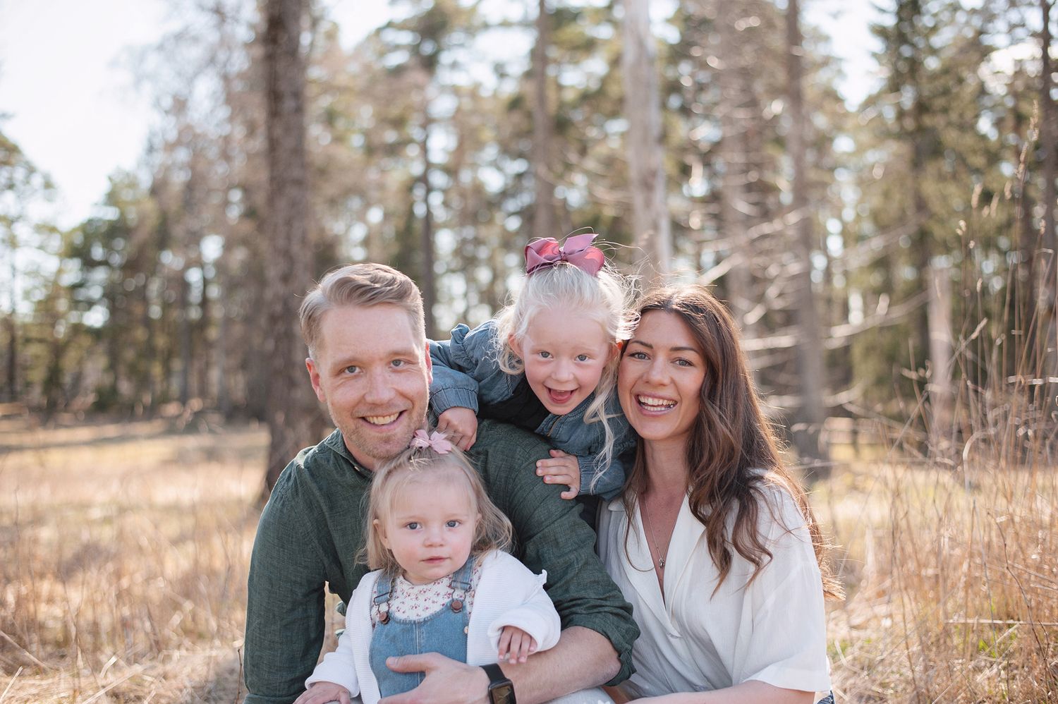 Familjefotografering i Jönköping. Naturliga bilder med glada och busiga barn.