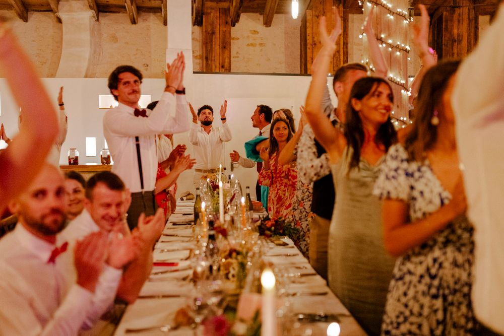 Invités d'un mariage qui font la fête à table