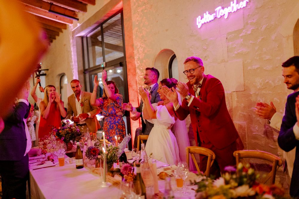 Table d'honneur d'un mariage qui font la fête à table au Logis de La Grosse Pierre en Charente-Maritime