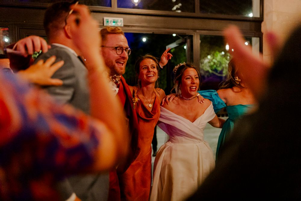 Invités faisant la fête lors d'un mariage en Charente-Maritime