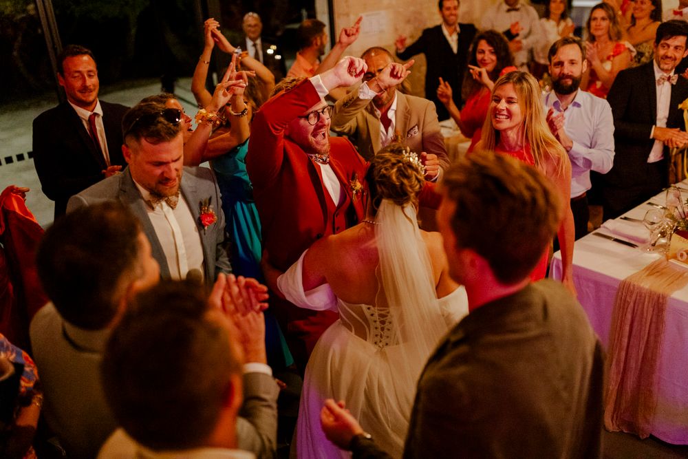 Invités faisant la fête lors d'un mariage en Charente-Maritime