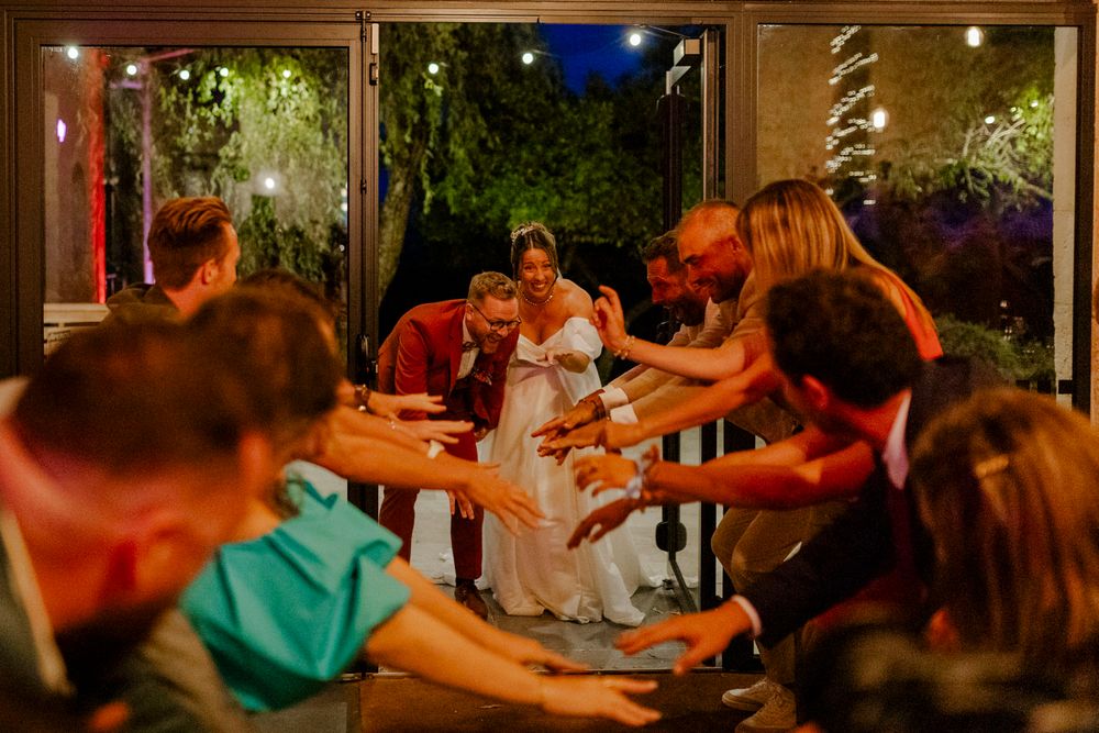 Entrée des mariés lors d'un mariage en Charente-Maritime au Logis de La Grosse Pierre