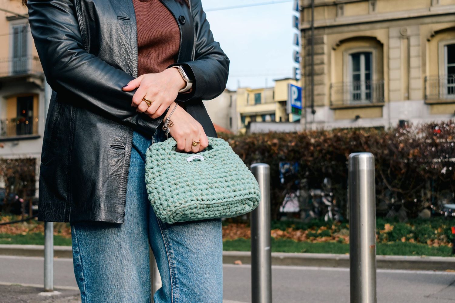 Fotografia di prodotto professionale che esalta texture, dettagli e originalità. Eleva il tuo marketing con immagini urbane dinamiche.