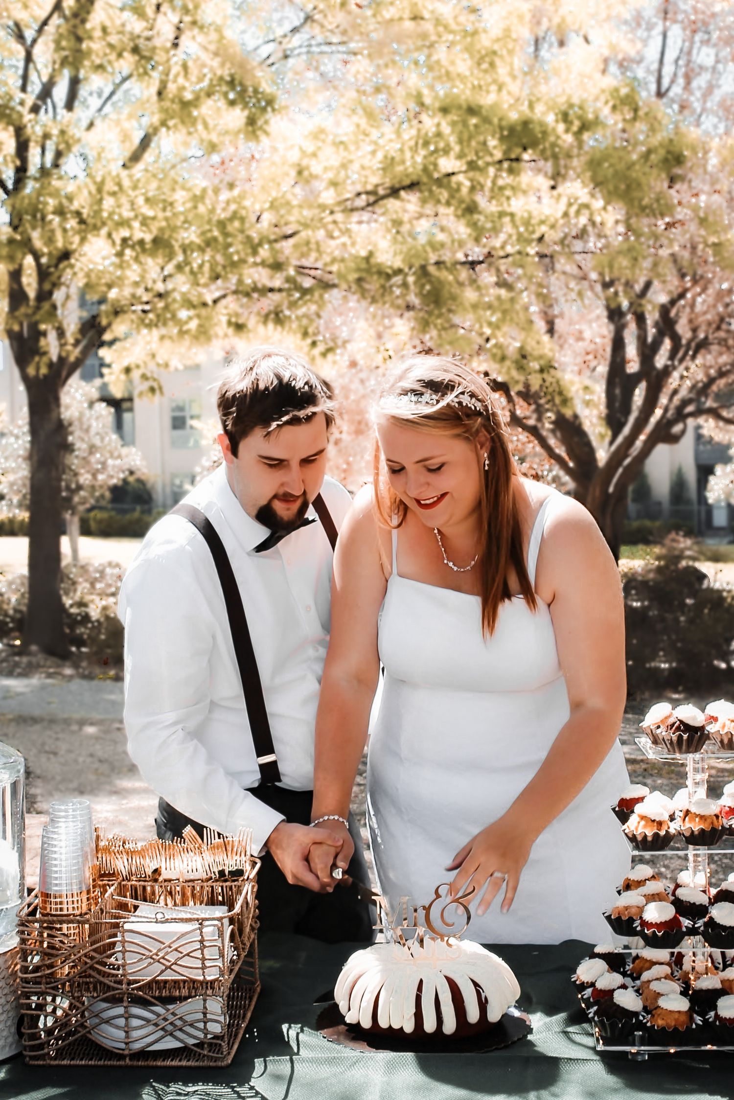 Micro wedding cake cutting