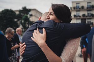 Ville du Havre sur le parvis de l'église st Joseph, la mariée enlace vivement un invité qui semble ému