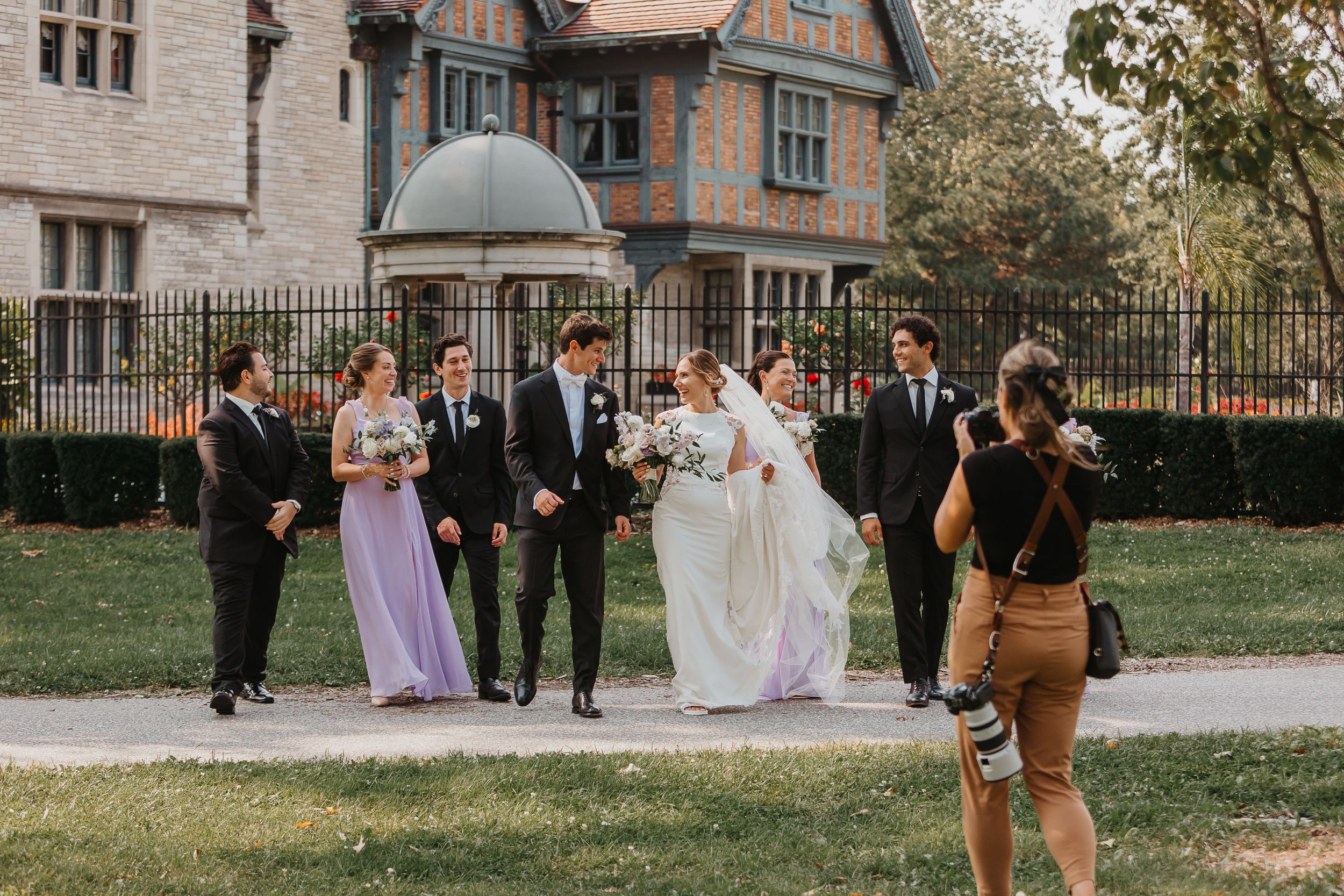 Wedding photographer captures bridal party on historic mansion grounds.
