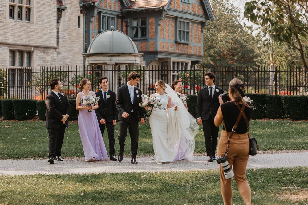 Wedding photographer captures bridal party on historic mansion grounds.