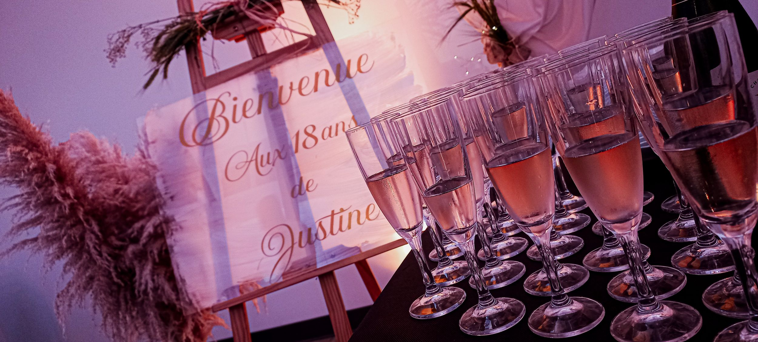 Verres de bienvenue lors d’un anniversaire, ambiance élégante et festive, photographie événementielle en Hauts-de-France