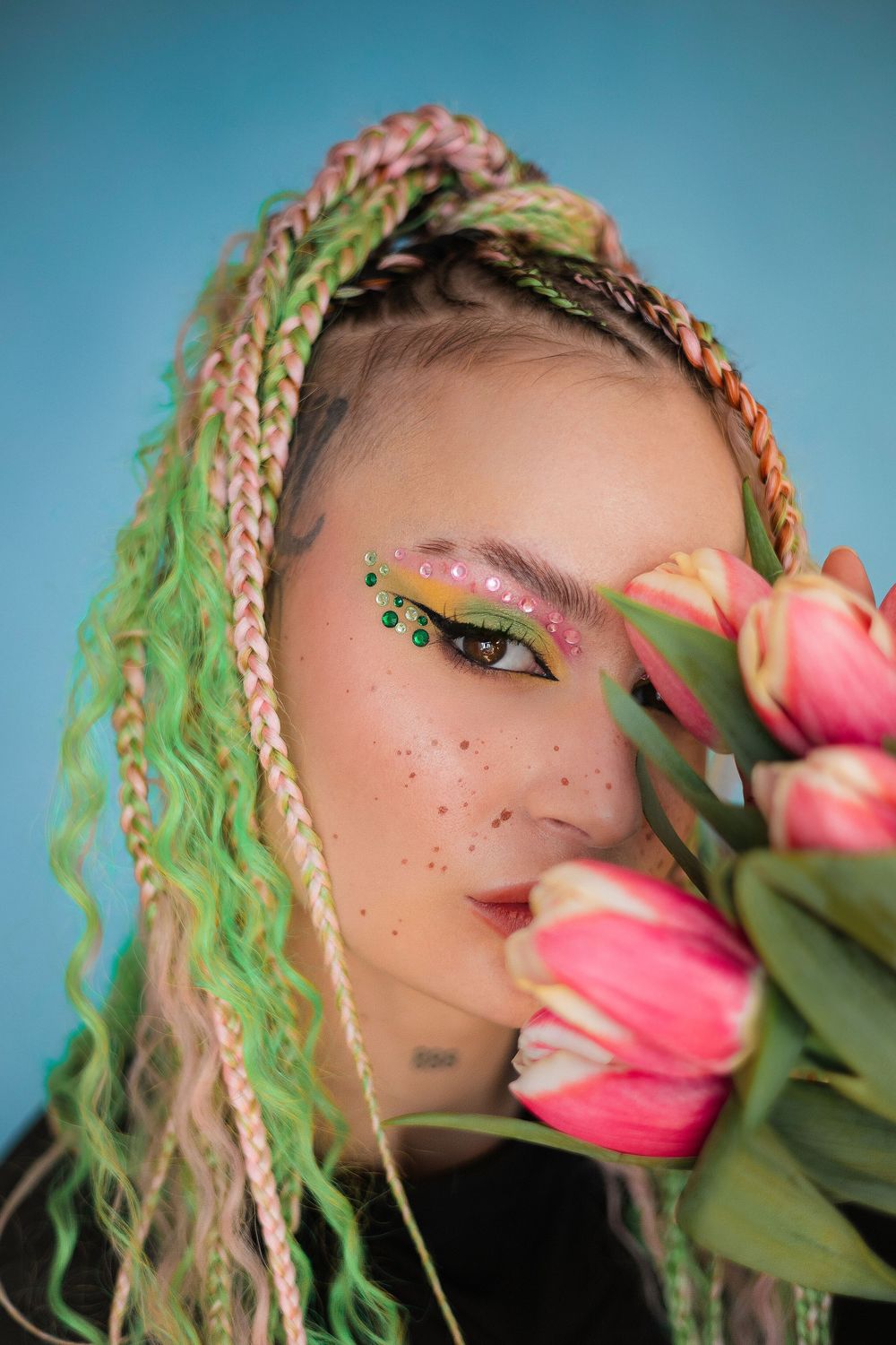 Detailný portrét s výrazným líčením a jarnými tulipánmi. Profesionálny fotograf Žilina a okolie.